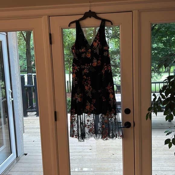 Vince Camuto embroidered navy floral dress - Picture 8 of 8